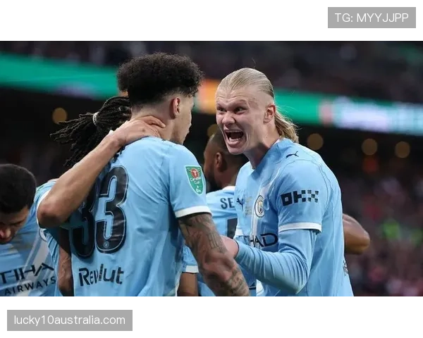 特写：角球发出前，哈兰德与对方后卫在禁区内的肢体缠斗